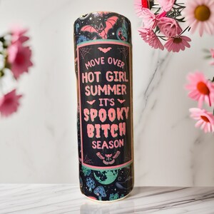 Puede incluir: Un vaso negro y verde con un diseño espeluznante. Dice "Move over hot girl summer it's spooky bitch season".