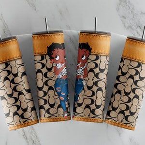 Puede incluir: Cuatro vasos marrones y beige con un patrón negro y beige y una imagen de dibujos animados de una mujer con piel morena y cabello negro. Los vasos tienen una parte superior de cuero marrón y una tapa plateada.