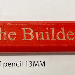 Pode incluir: Um lápis de madeira vermelho com as palavras "Bob o Construtor" gravadas em letras douradas. O lápis tem 13 mm de largura.