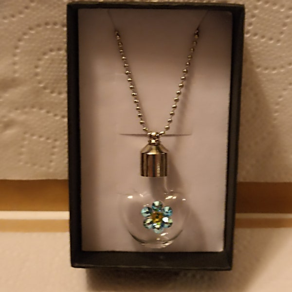 Coeur de verre décoré de strass, petit récipient qui s'ouvre, avec longue chaîne.