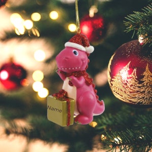 名前入りのかわいいピンクの恐竜クリスマスツリー飾り - 恐竜の飾り玉 - クリスマスオーナメント - パーソナライズされたオーナメント