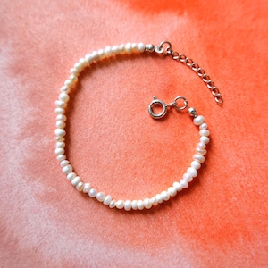 Bracelet minimaliste de perles d&#39;eau douce délicates et perlées