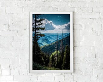 以下が含まれることがあります： 青い空と白い雲のある山脈の写真。山は緑の木々で覆われており、空は鮮やかな青色です。写真は高い場所から撮影され、山々を見下ろしています。
