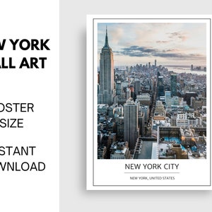Può includere: Un poster con una vista aerea dello skyline di New York City al tramonto. L'Empire State Building è visibile al centro dell'immagine. Il testo "NEW YORK CITY" e "NEW YORK, UNITED STATES" è stampato nella parte inferiore del poster.