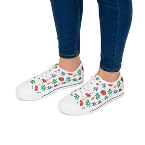 Ladybug Floral Sneakers: Women&#39;s Garden Theme Low Top Shoes