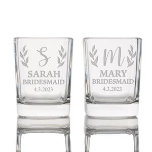 Pu&ograve; includere: Due bicchieri da shot in vetro trasparente con disegni floreali incisi e i nomi "Sarah Bridesmaid 4.3.2023" e "Mary Bridesmaid 4.3.2023"
