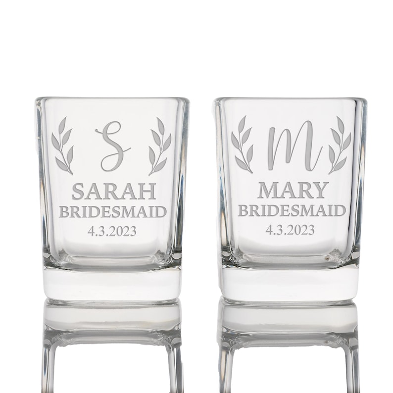 Pu&ograve; includere: Due bicchieri da shot in vetro trasparente con disegni floreali incisi e i nomi "Sarah Bridesmaid 4.3.2023" e "Mary Bridesmaid 4.3.2023"