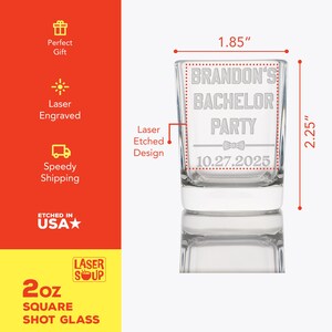 Puede incluir: Un vaso de chupito cuadrado de 2 onzas con un dise&ntilde;o grabado con l&aacute;ser. El vaso es transparente y tiene el texto "BRANDON'S BACHELOR PARTY 10.27.2025" grabado en la parte delantera. El vaso tiene 1,85 pulgadas de ancho y 2,25 pulgadas de alto.