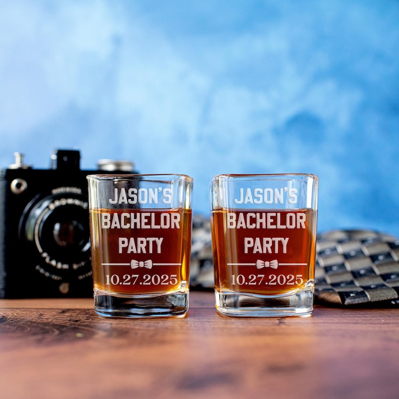 Regalos para despedidas de soltero: Vasos personalizados para recuerdo de soltero grabados imagen 5