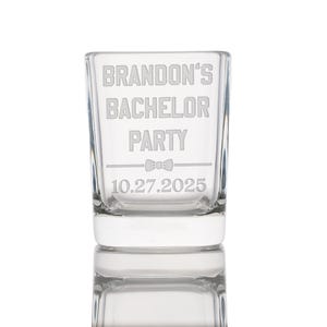 Puede incluir: Un vaso de vidrio transparente con el texto "BRANDON'S BACHELOR PARTY 10.27.2025" grabado en el lateral. Tambi&eacute;n se graba un s&iacute;mbolo de pajarita en el vaso.