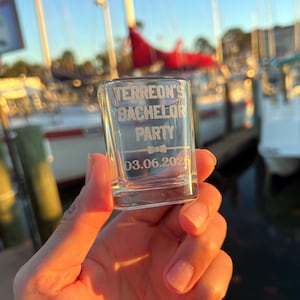Regalos para despedidas de soltero: Vasos personalizados para recuerdo de soltero grabados imagen 2