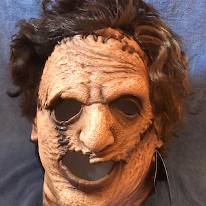 ¡25% de descuento y envío gratis! Máscara de látex de Leatherface (remake de La Matanza de Texas) de Trick or Treat Studio. ¡Nuevo! Disponible. ¡Superventas!