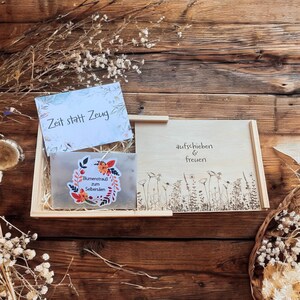 Geschenkbox Zeit statt Zeug Karte |  Holzbox mit Wildblumengravur und Text |  inkl. Grusskarte und Umschlag