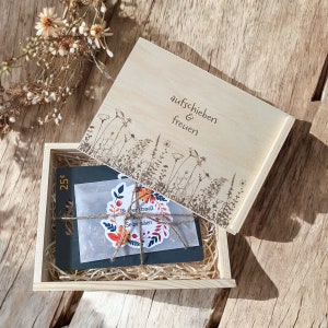 Geschenkverpackung für Wunschgutschein und Gutscheinkarten |  Holzbox mit Wildblumengravur und Text |  inkl. Grusskarte und Umschlag