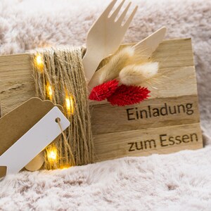 Essensgutschein / Einladung zum Essen aus Holz mit Besteck, Trockenblumen und Licht inkl. Postkarte und Umschlag (Personalisierung möglich)