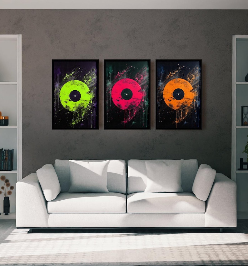 Puede incluir: Tres impresiones enmarcadas de discos de vinilo coloridos con centros negros sobre un fondo oscuro. Los discos son verdes, rosas y naranjas.
