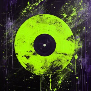 Puede incluir: Un disco de vinilo verde con una etiqueta central negra sobre un fondo negro con salpicaduras de pintura morada y verde.