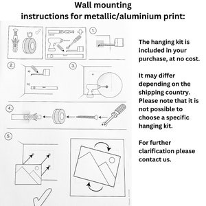 Puede incluir: Una gu&iacute;a ilustrada de cinco pasos para montar en la pared una impresi&oacute;n met&aacute;lica o de aluminio. Las instrucciones incluyen diagrammes que muestran c&oacute;mo usar un taladro, tornillos y un kit de suspensi&oacute;n. El texto indica que el kit de suspensi&oacute;n est&aacute; incluido en la compra sin coste adicional. Tambi&eacute;n se&ntilde;ala que el kit de suspensi&oacute;n puede variar en funci&oacute;n del pa&iacute;s de env&iacute;o y que no es posible elegir un kit de suspensi&oacute;n espec&iacute;fico. Las instrucciones concluyen con una nota para ponerse en contacto con el vendedor para obtener m&aacute;s aclaraciones.