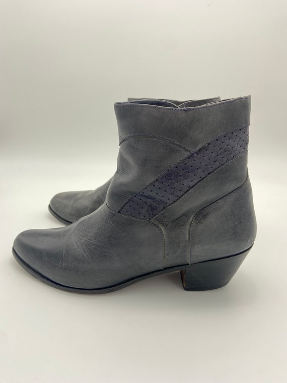 11 D Vintage Gray Beatle Boots - image 2