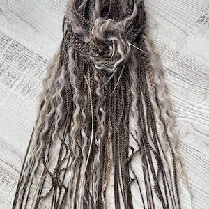 Full Head Lightweight DE Braids with Curls – 50 Double-Ended Kanekalon Braids – Boho Dreadlock Set – 60–64 cm – Natural Tones