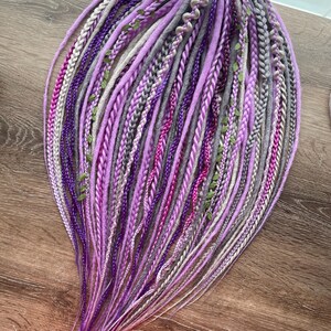 Paarse Fantasy Dreads Set – Vlechten en wendingen met bladeren – Custom handgemaakte synthetische Dreadlock Extensions