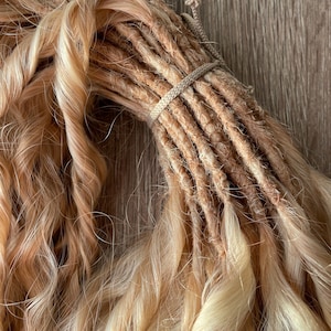 50 DE Blonde Curly Synthetic Dreads – 55 см, Бохо-дреды с небрежными локонами
