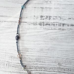 Copricapo per dreadlock in macramè &quot;Lula&quot; con perline e ciondolo a forma di colibrì - Accessorio per capelli boho