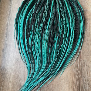 Full Set of 55 DE Synthetic Dreads – 60–65 cm (24–26 in) – Black & Emerald Green Textured Braided Dreadlock Extensions