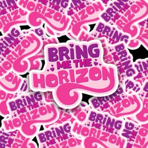 Può includere: Una collezione di adesivi rosa e viola con la scritta "BRING ME THE HORIZON". Gli adesivi hanno un bordo bianco e presentano cuori. Gli adesivi hanno un design vibrante e accattivante.