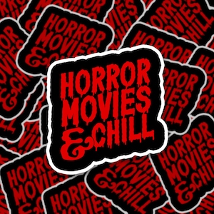 Könnte beinhalten: Ein Aufkleber mit dem Text "HORROR MOVIES & CHILL" in roter, tropfender Schrift auf schwarzem Hintergrund, umrandet von Weiß. Das Design wiederholt sich mehrfach.