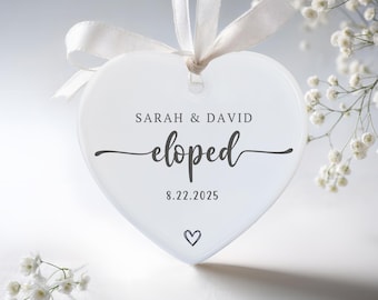 Ornement de fiançailles personnalisé cadeau de mariage premier souvenir de mariage de Noël disque en céramique couple personnalisé souvenir mariage célébration date juste