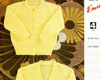 Kardigan dziecięcy Okrągły dekolt i dekolt w serek Modele 4-warstwowe Pięć rozmiarów 18-22 cali / 46-56 cm Wzór na robótkę na drutach w stylu vintage w formacie PDF Natychmiastowe pobieranie Tylko w języku angielskim