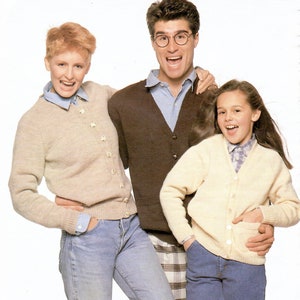 Familie Crew und V-Ausschnitt Cardigans 4-fädig Vintage Strickmuster PDF Sofortiger Download für Brust 66 - 112 cm / 26 -44 Zoll Nur auf Englisch