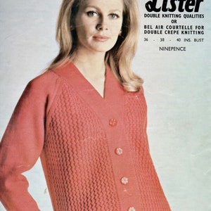 Könnte beinhalten: Ein rosa Cardigan mit Knöpfen und gerippter Struktur. Der Cardigan wird von einer Frau mit blonden Haaren getragen. Der Text auf dem Bild lautet "N1724 Lister Double Knitting Qualities or Bel Air Courtelle for Double Crepe Knitting 36 38 40 ins. Bust Ninepence."