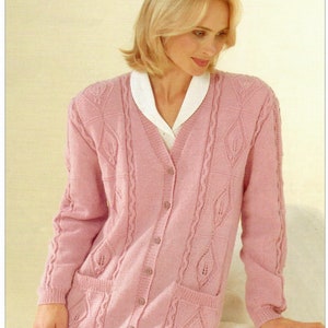 Könnte beinhalten: Ein rosa gestrickter Cardigan mit einem Zopfmuster und blattförmigen Details. Der Cardigan hat einen V-Ausschnitt, einen Knopfverschluss und zwei Taschen. Der Cardigan ist aus 4-fädigem Garn gefertigt.