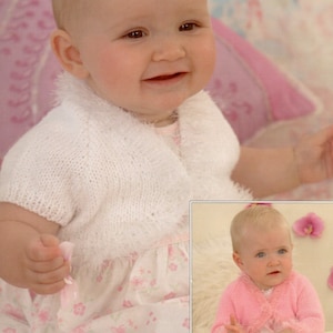 Op de afbeelding: Een wit gebreid vest met een pluche textuur, gedragen door een babymeisje over een roze bloemenjurk. Het vest is een simpel ontwerp met een shawlkraag en korte mouwen. De baby glimlacht en kijkt naar de camera. De afbeelding bevat ook een close-up van een babymeisje dat een roze vest met een pluche textuur draagt, over een witte bloemenjurk. De baby glimlacht en kijkt naar de camera. De afbeelding bevat de tekst "Snuggly and Funky Fur" en "Sirdar".