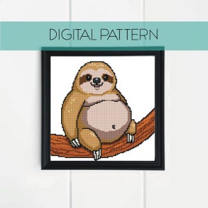 Op de afbeelding: Een digitaal kruissteekpatroon in een lijst met een cartoonluiaard op een tak. De luiaard is lichtbruin met een beige buik en een lachend gezicht. De tekst "DIGITAL PATTERN" staat erboven.