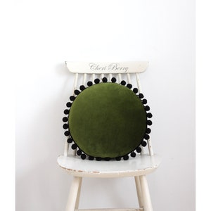 Almofada de veludo verde musgo com pompons | Almofada de luxo para sofá | Almofada boho | Almofada vintage de veludo | Almofada para quarto infantil | Almofada redonda macia