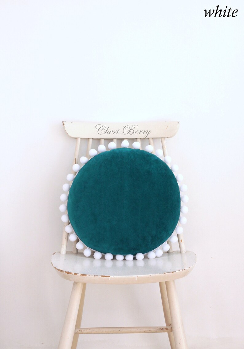 Oreiller à pompon en velours bleu sarcelle Oreiller de style scandinave pour enfants Coussin rond en velours Coussin vintage Oreiller rond en velours Coussin bleu sarcelle 1. white