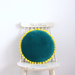 Oreiller à pompon en velours bleu sarcelle Oreiller de style scandinave pour enfants Coussin rond en velours Coussin vintage Oreiller rond en velours Coussin bleu sarcelle 5. yellow