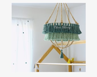 Lustre à pampilles vertes | Lampe à frange | Kvast Lysekrone | Pendentif perle en bois | Décor de chambre de ferme | Lumière pour enfants | Décor de pépinière | Macramé