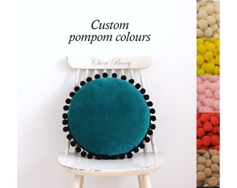 Oreiller à pompon en velours bleu sarcelle | Oreiller de style scandinave pour enfants | Coussin rond en velours | Coussin vintage | Oreiller rond en velours | Coussin bleu sarcelle