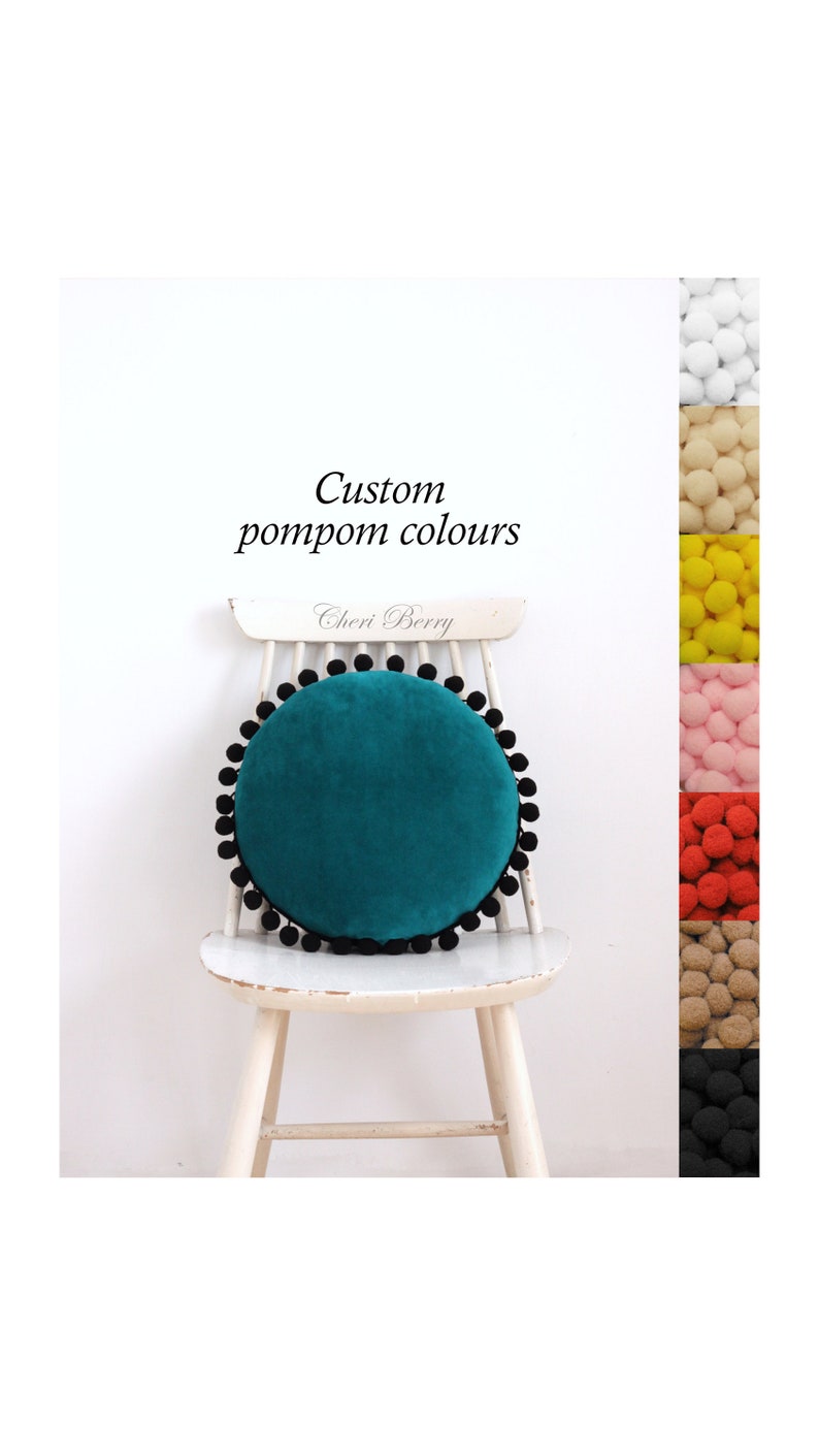 Oreiller à pompon en velours bleu sarcelle Oreiller de style scandinave pour enfants Coussin rond en velours Coussin vintage Oreiller rond en velours Coussin bleu sarcelle image 1