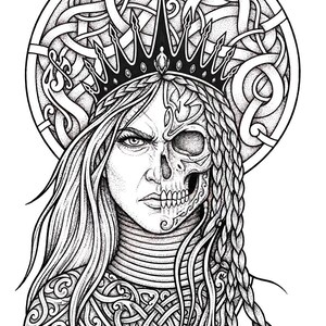 Peut inclure: Une illustration à l'encre noire et blanche représentant un personnage portant une couronne, avec une moitié du visage montrant des traits humains et l'autre moitié un crâne. Le personnage a de longs cheveux tressés et porte une armure ornée.