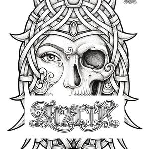 Peut inclure: Une illustration à l'encre noire et blanche représentant un visage divisé entre un œil humain et un crâne, portant une coiffe ornée, pointue et à motifs tressés. Le mot Antik est écrit en lettres décoratives stylisées au centre.
