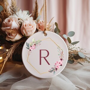 Adorno personalizable, adorno de letras, adorno inicial, adorno de árbol de Navidad personalizado boho, decoración rosa y dorada, regalo especial para ella