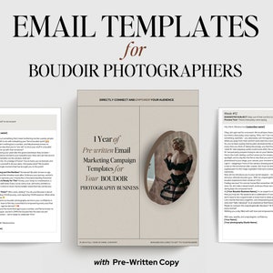 Puede incluir: Un folleto beige y marrón con el texto "EMAIL TEMPLATES for BOUDOIR PHOTOGRAPHERS" en una fuente grande y en negrita. El folleto anuncia un año de plantillas de campañas de marketing por correo electrónico preescritas para fotógrafos de boudoir. El folleto presenta una foto de una mujer con un corsé y una falda negros, de pie frente a un espejo.