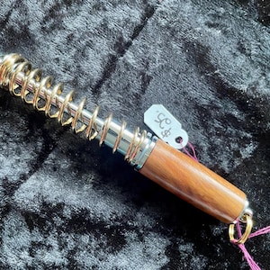 Handgedraaide houten schokdemperpen