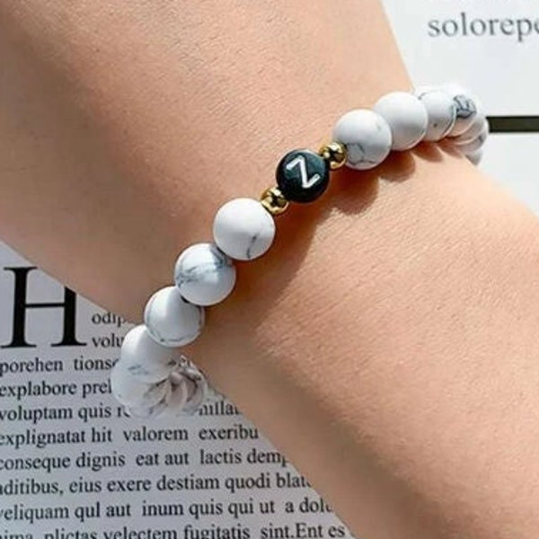 Bracelet en perles avec lettres graphiques