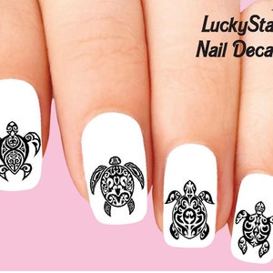 Könnte beinhalten: Nagelaufkleber mit schwarzen Schildkröten-Designs auf weißem Nagellack. Die Schildkröten haben detaillierte Stammesmuster. Das Bild enthält den Text "LuckyStar Nail Decals" in Schwarz und Pink.
